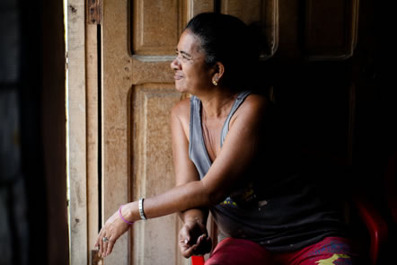 Petronila Mendoza en su casa en Barranquilla. Foto: Camilo Aldana Sanín. Documental Y sin embargo, crecen flores, ICTJ