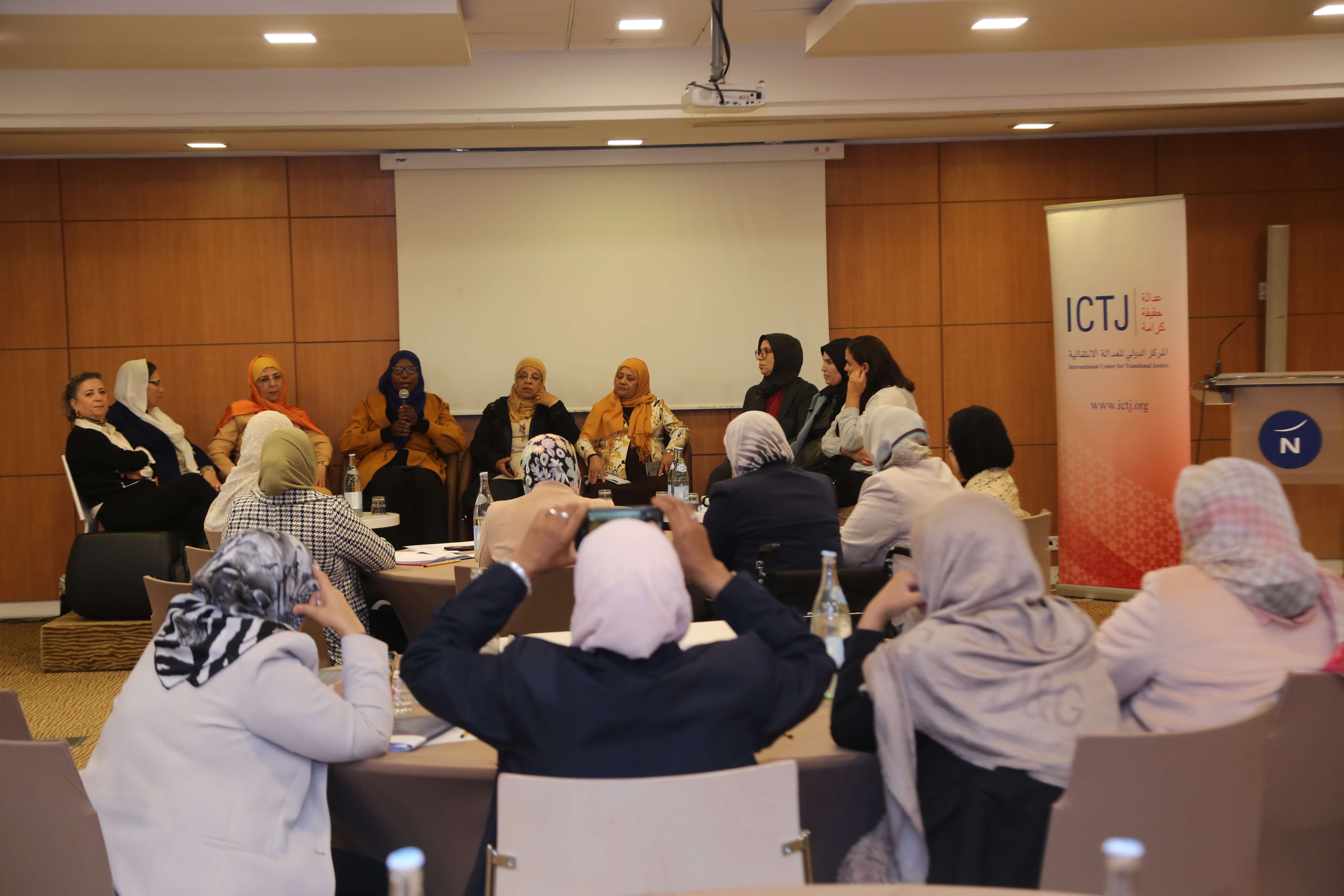 Des militantes tunisiennes et membres du réseau « La justice transitionnelle est aussi pour les femmes » présentent la manière dont elles ont formé leur alliance et les défis auxquels elles ont été confrontées lors de l'atelier de février 2023 à Tunis.(ICTJ)
