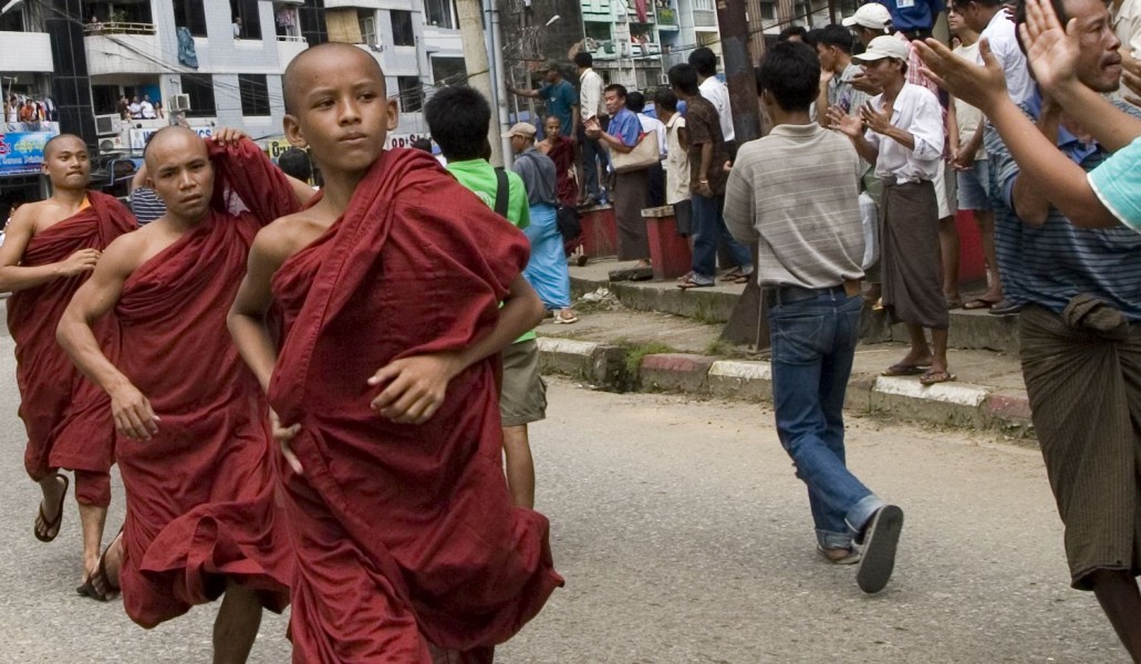 Imagen de Rangún en Myanmar el 26 de septiembre de 2007: monjes budistas novatos corren para unirse a una protesta contra el gobierno