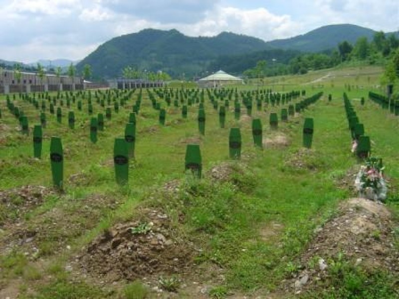 Imagen del cementerio de Srebrenica-Potočari para las víctimas del genocidio en Bosnia y Herzegovina.