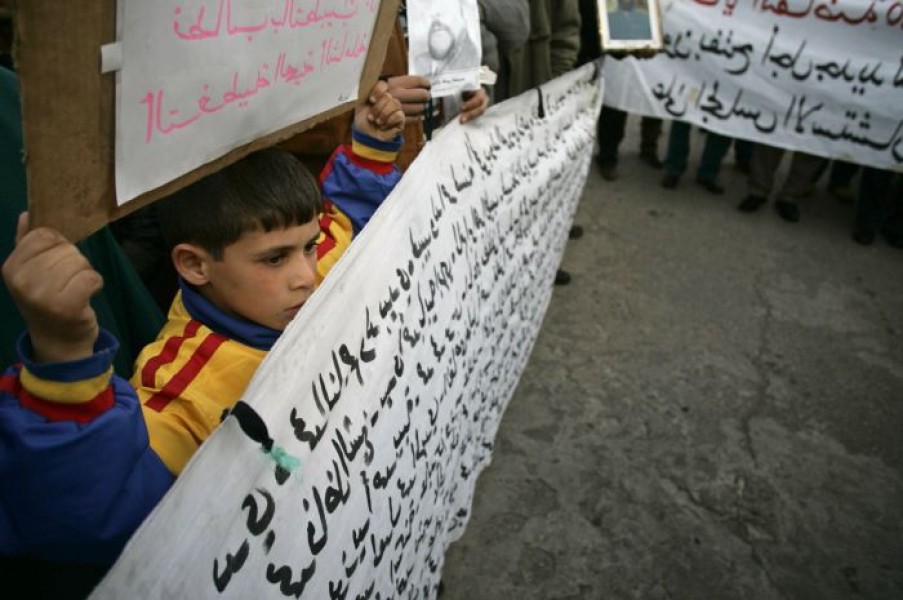 mage d'une manifestation menée par des proches de victimes d'atteintes aux droits humains au Maroc, réclamant réparation.