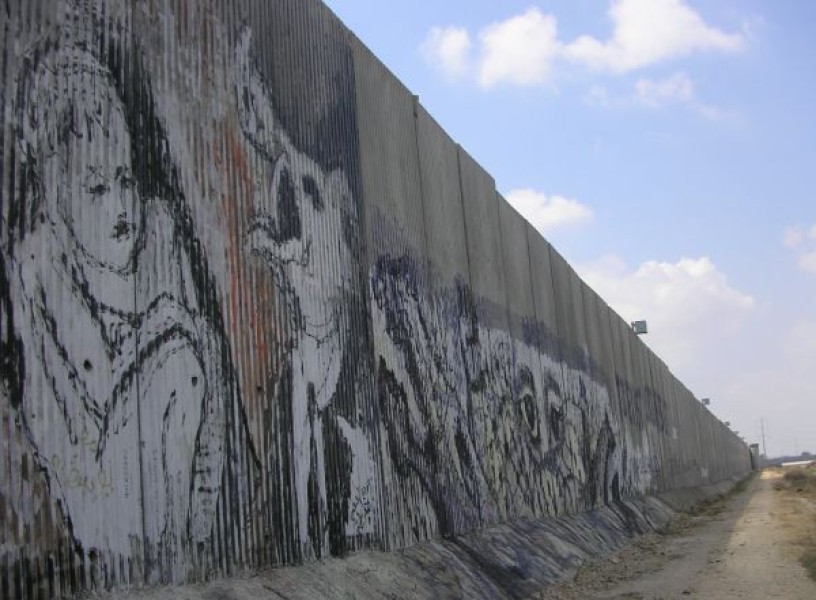 Image of the wall in Qalqilya, which runs from the north of the West Bank to the south and around Jerusalem.