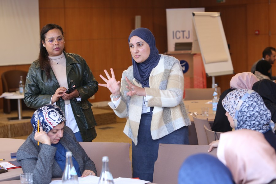 Head of ICTJ's Libya Program Reem El Gantri leads a group discussion on Libya's reconciliation draft law at a the first workshop ICTJ organized in Tunis in February 2023.
