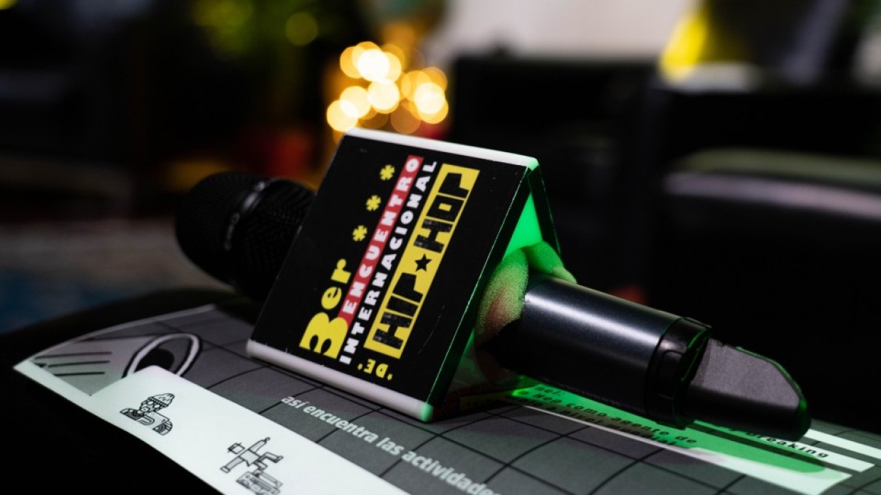 A microphone with the logo of the competition on a table.